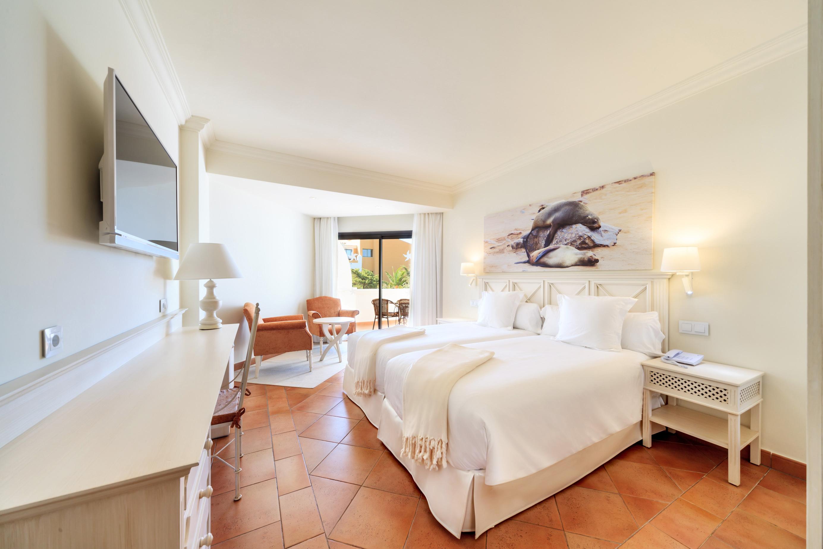 Iberostar Selection Andalucia Playa Hotell Chiclana de la Frontera Exteriör bild A room at the hotel