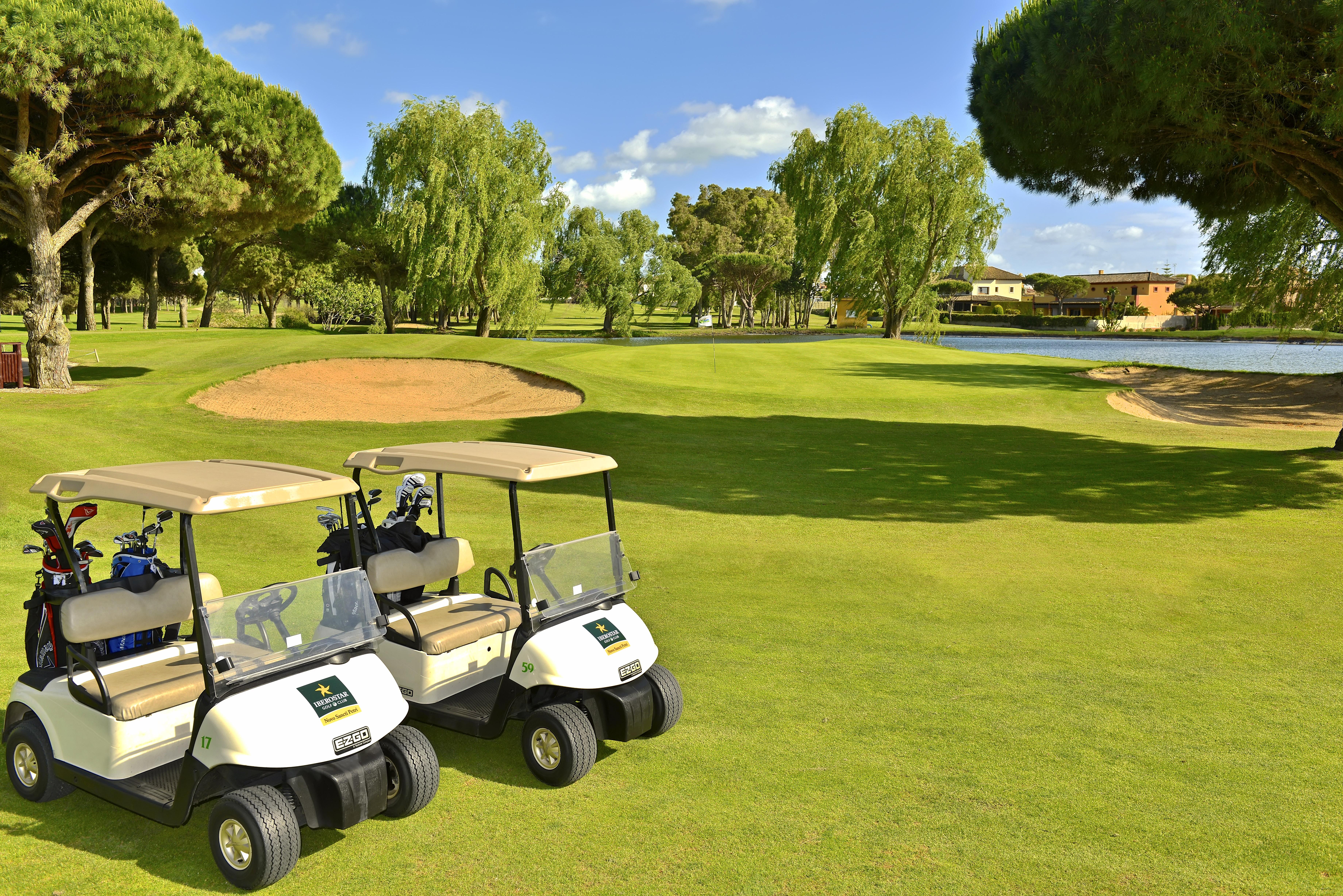 Iberostar Selection Andalucia Playa Hotell Chiclana de la Frontera Exteriör bild Golf carts at the 18th green of the Old Course