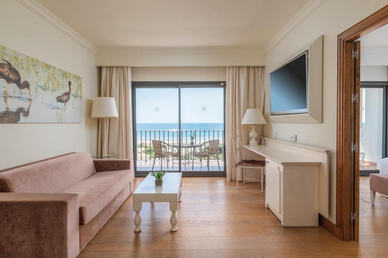 Iberostar Selection Andalucia Playa Hotell Chiclana de la Frontera Exteriör bild A suite at the hotel