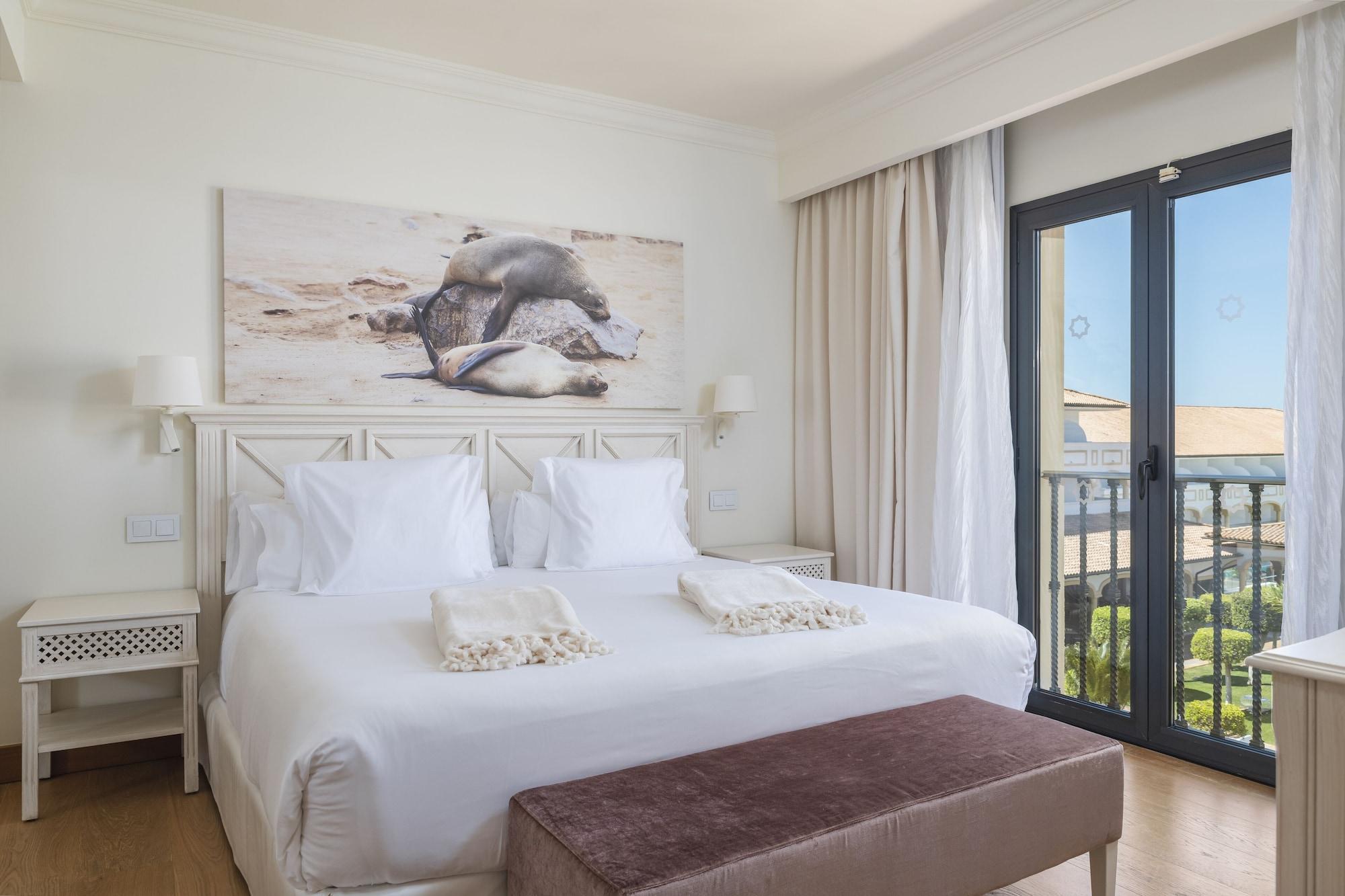 Iberostar Selection Andalucia Playa Hotell Chiclana de la Frontera Exteriör bild A bedroom at the hotel