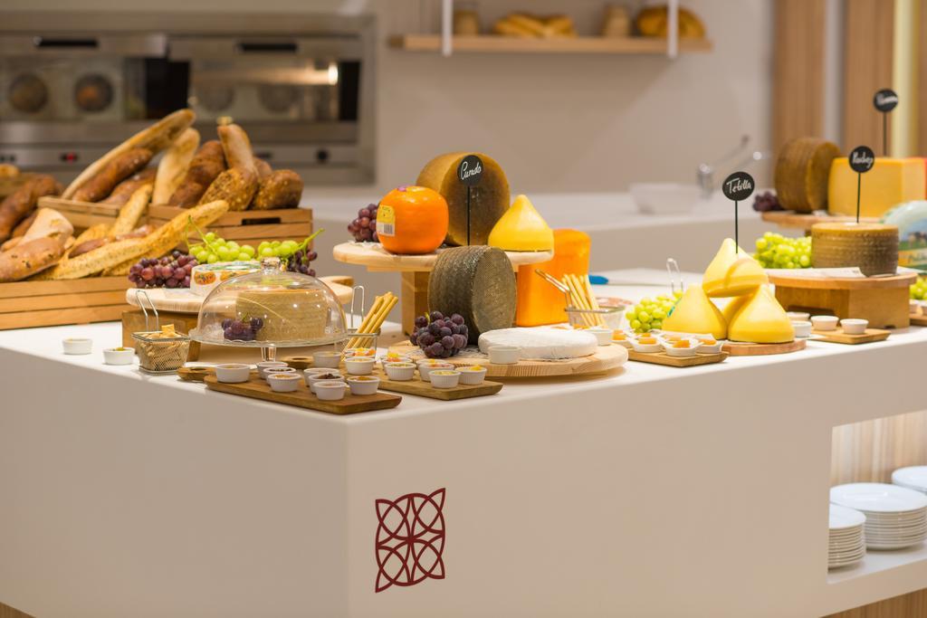 Iberostar Selection Andalucia Playa Hotell Chiclana de la Frontera Exteriör bild Cheese platter